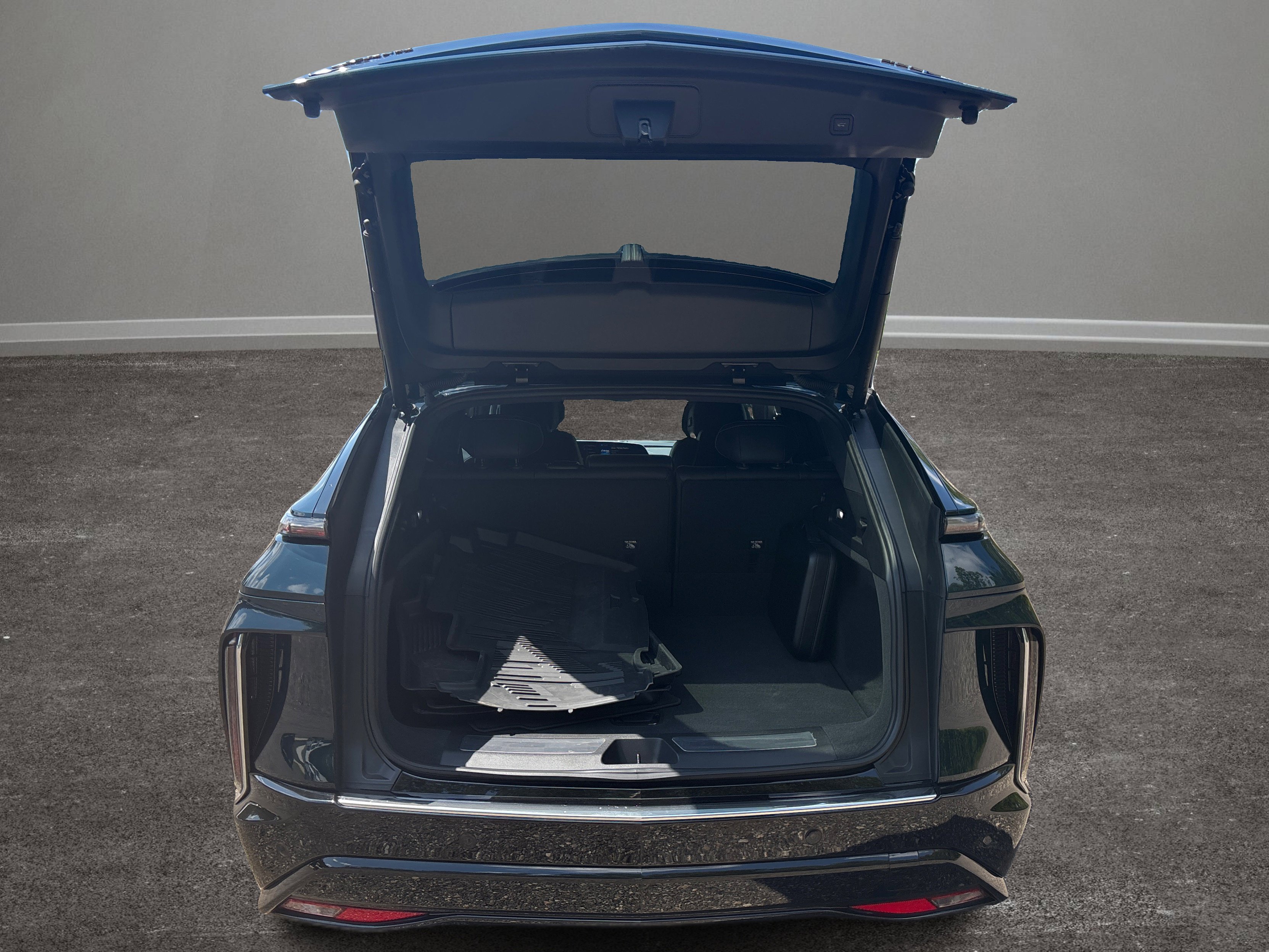 Used 2024 Cadillac Lyriq Luxury image 15