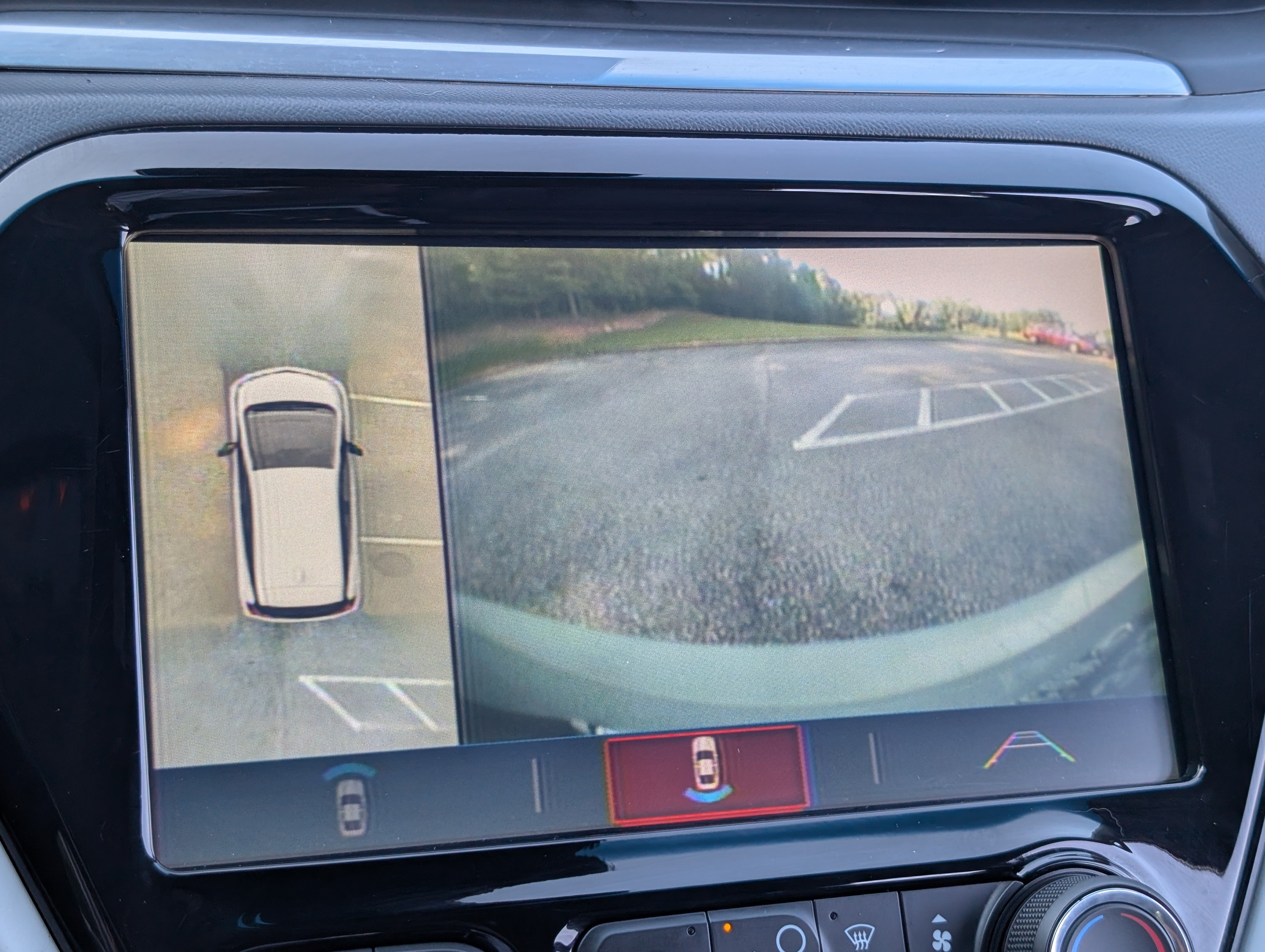 Used 2019 Chevrolet Bolt Premier w/ Infotainment Package FWD image 26