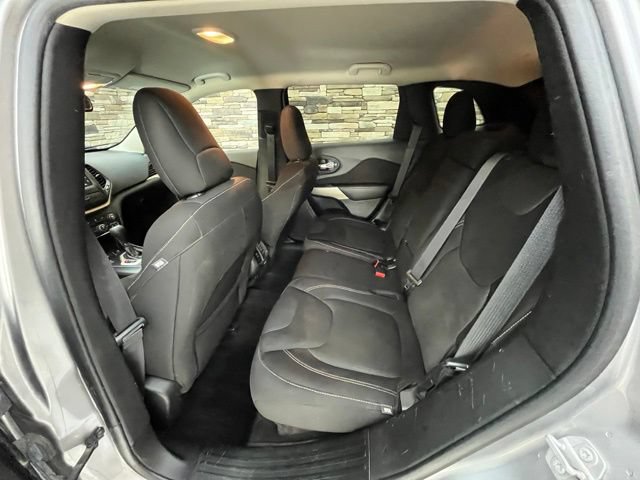 Used 2017 Jeep Cherokee Latitude w/ Cold Weather Group AWD/4WD image 33