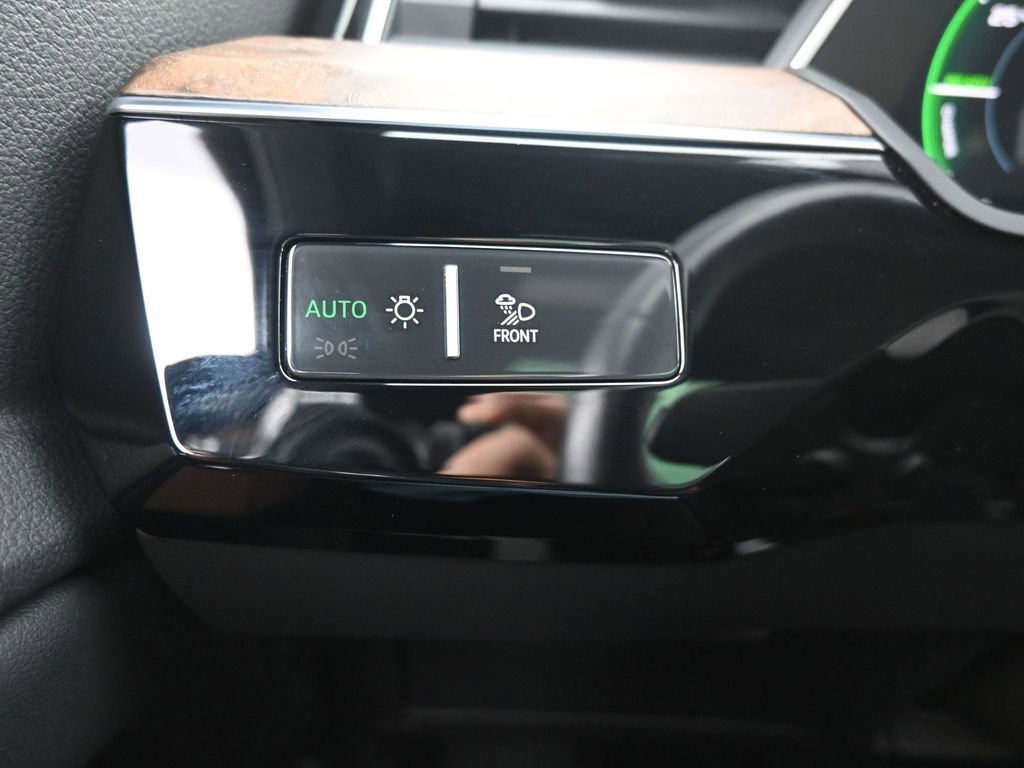 Used 2022 Audi e-tron Premium Plus w/ Premium Plus Package image 22