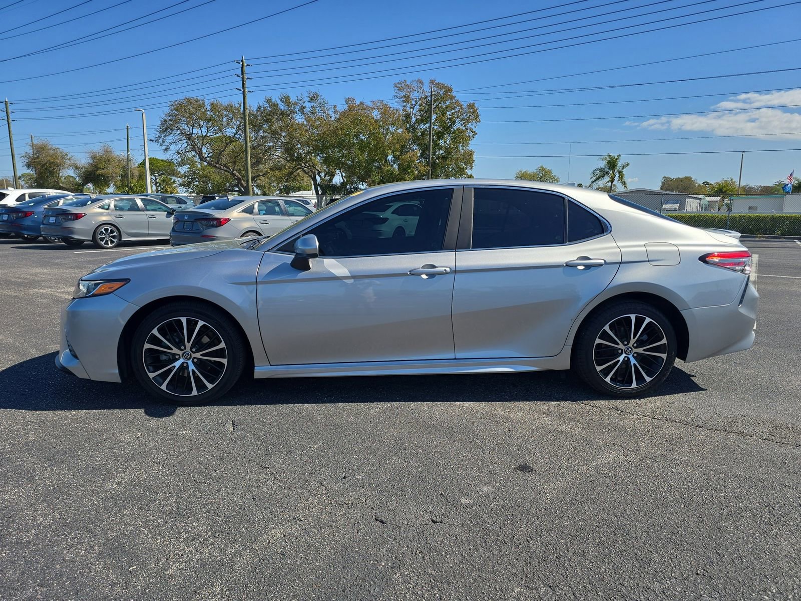 Used 2019 Toyota Camry SE image 6