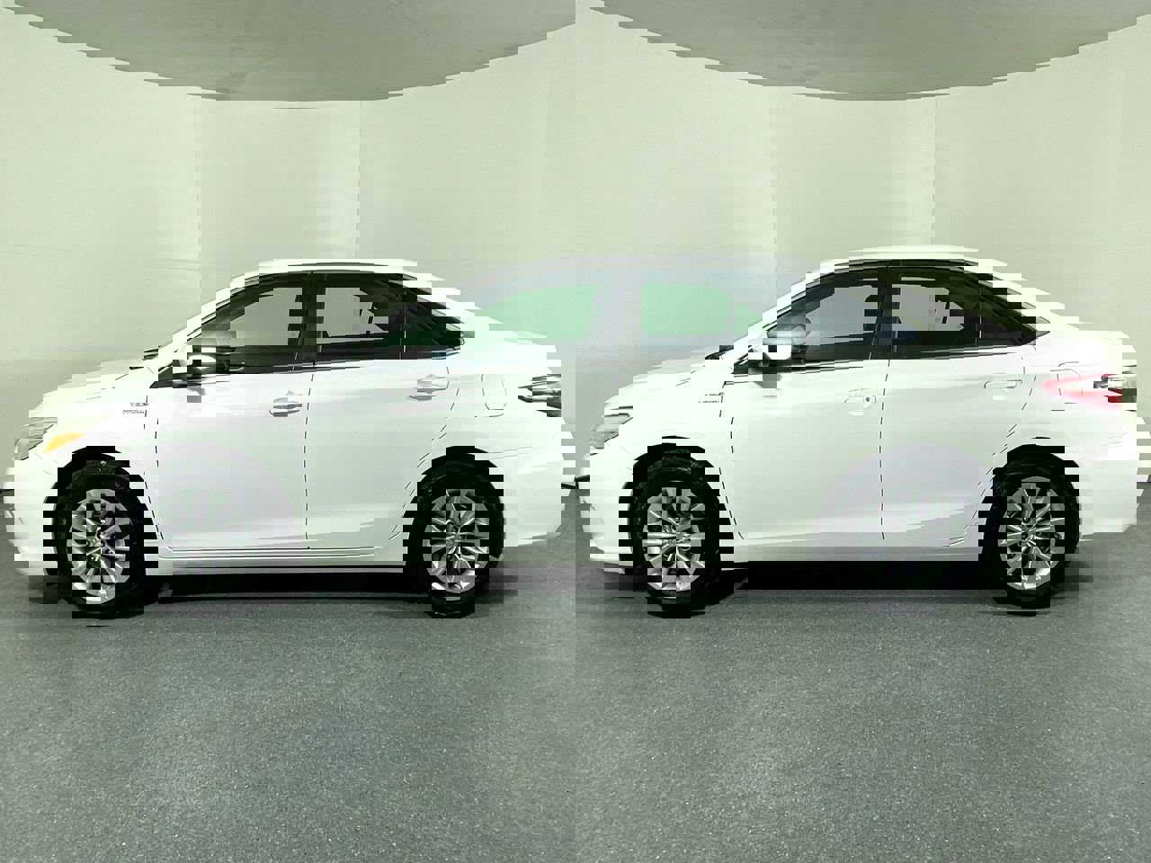 Used 2015 Toyota Camry LE image 27