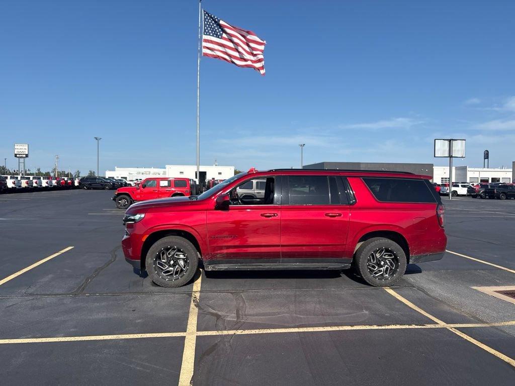 Used 2023 Chevrolet Suburban RST AWD/4WD image 2