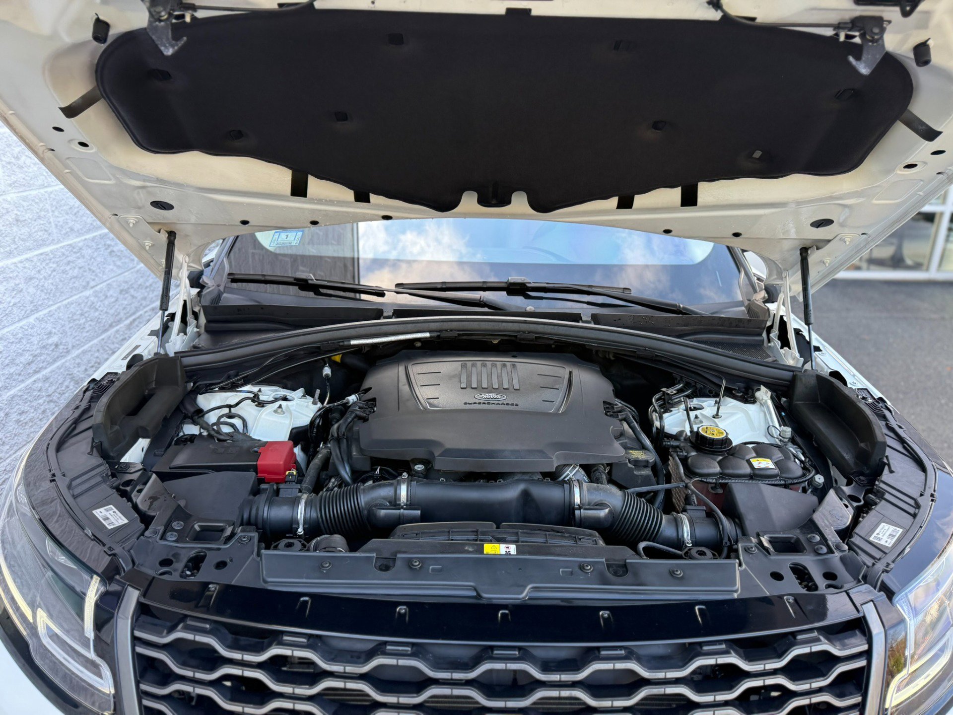 Used 2018 Land Rover Range Rover Velar R-Dynamic SE image 9