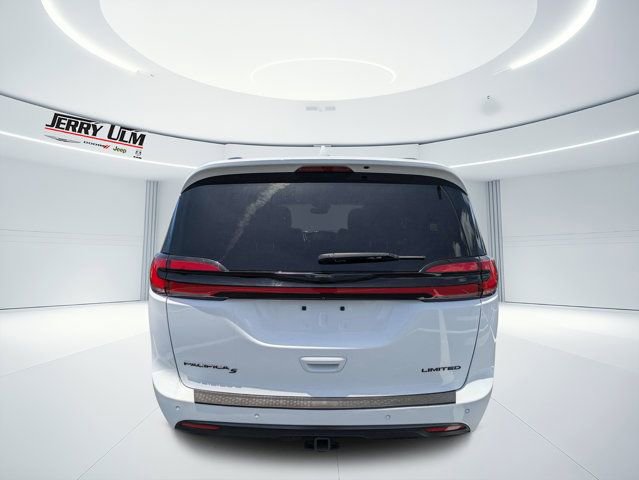 Used 2022 Chrysler Pacifica Limited w/ Uconnect Theater Family Group FWD image 4