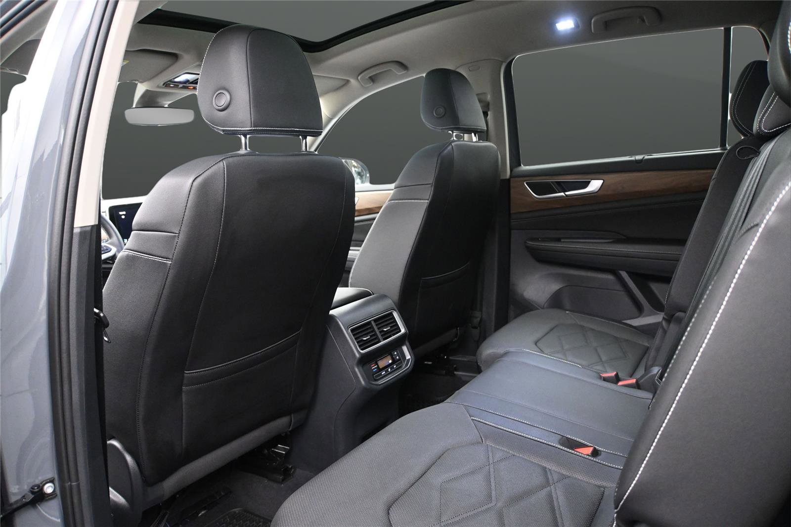 Used 2025 Volkswagen Atlas SE AWD/4WD image 11