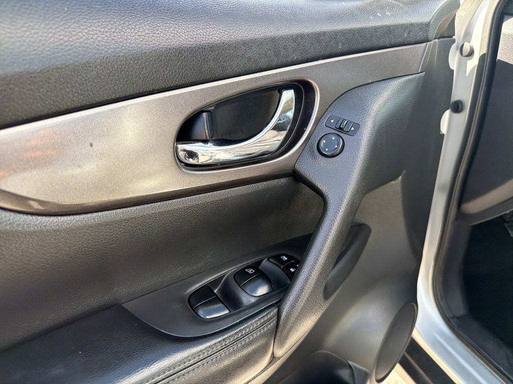 Used 2015 Nissan Rogue S image 14