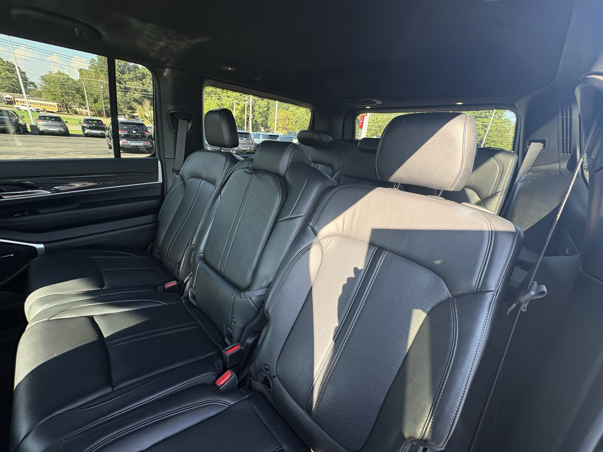 Used 2022 Jeep Wagoneer Series II AWD/4WD image 27