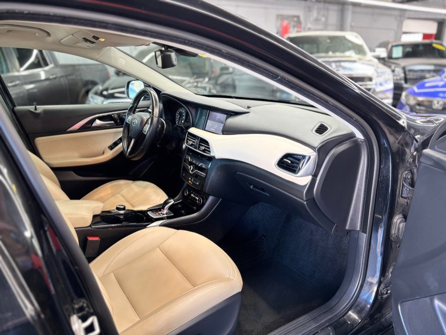 Used 2018 INFINITI QX30 AWD w/ Cargo Package image 25
