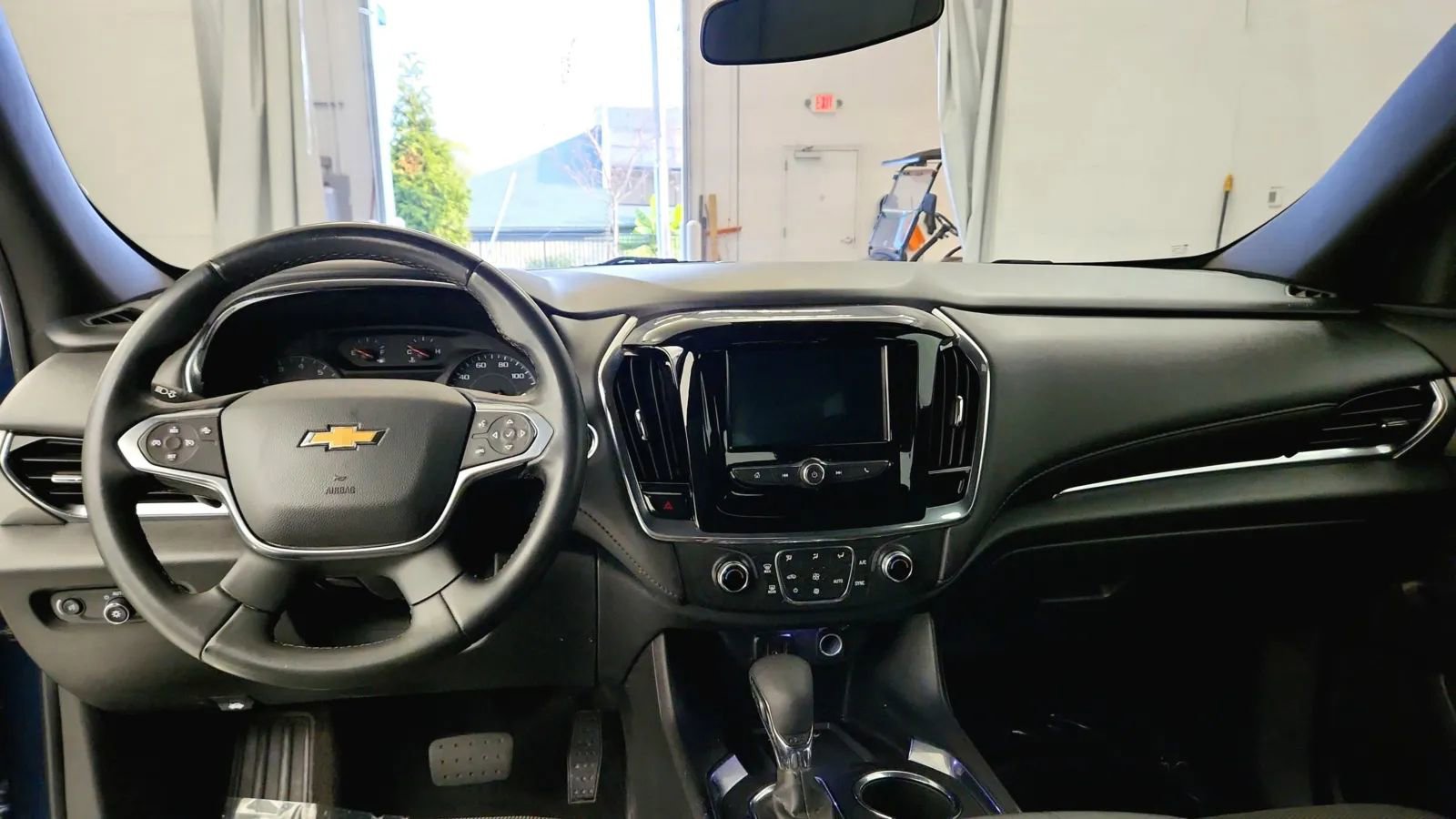 Used 2023 Chevrolet Traverse LT image 30