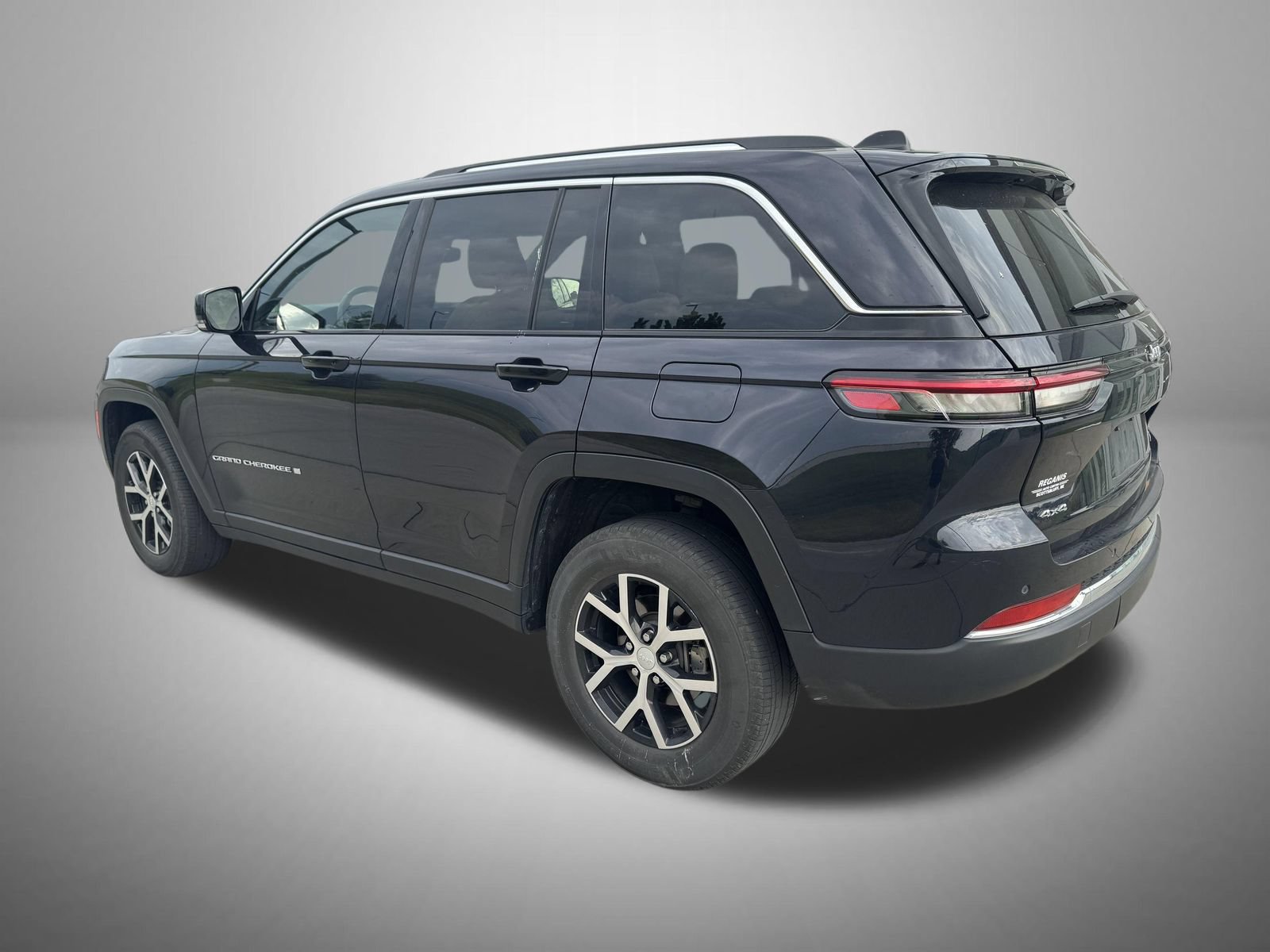 Used 2023 Jeep Grand Cherokee Limited AWD/4WD image 4