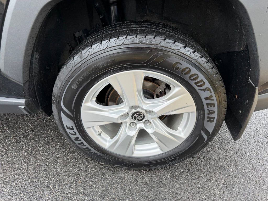 Used 2021 Toyota RAV4 LE image 13