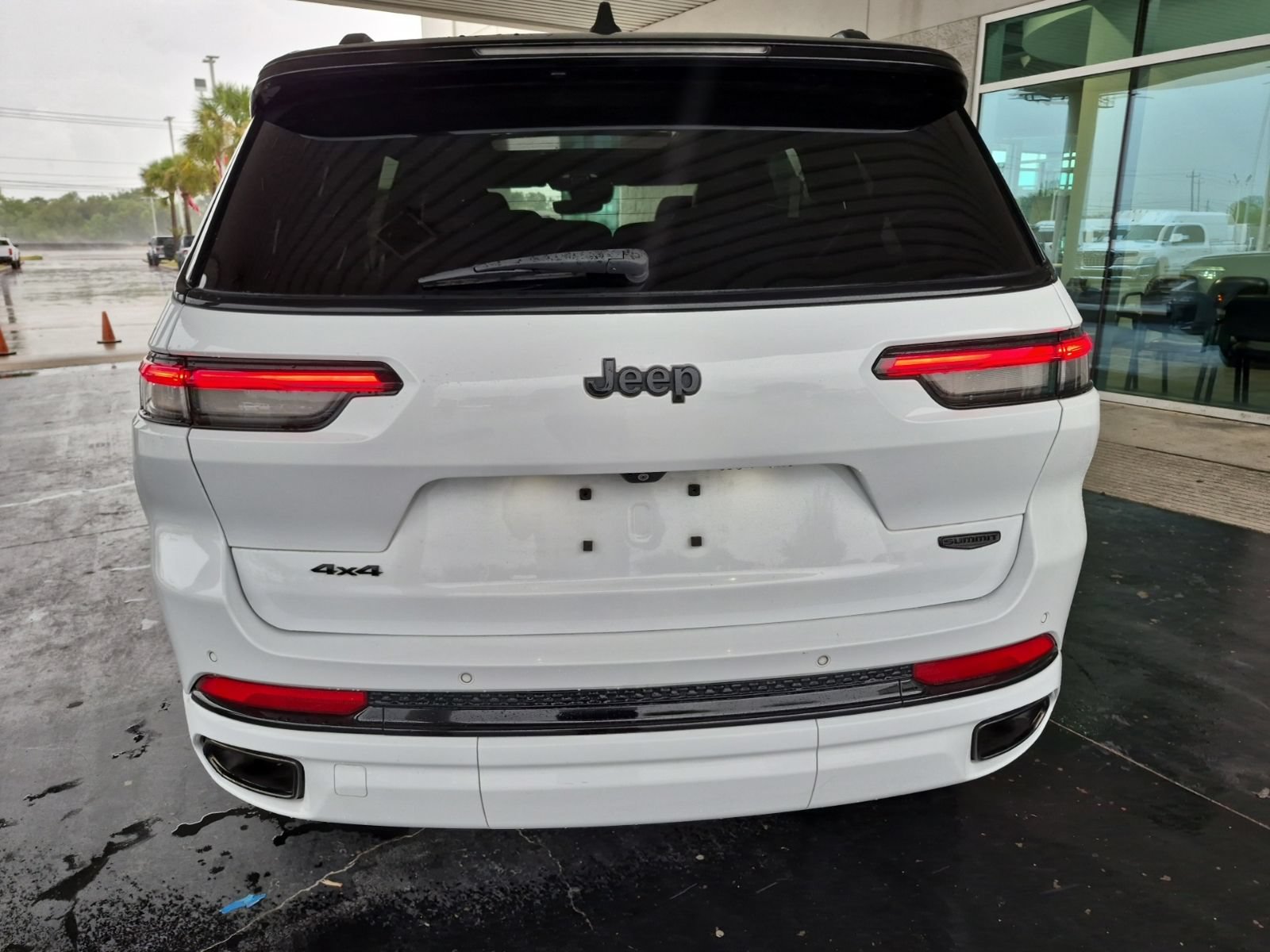 Used 2023 Jeep Grand Cherokee L Summit w/ High Altitude Package AWD/4WD image 11