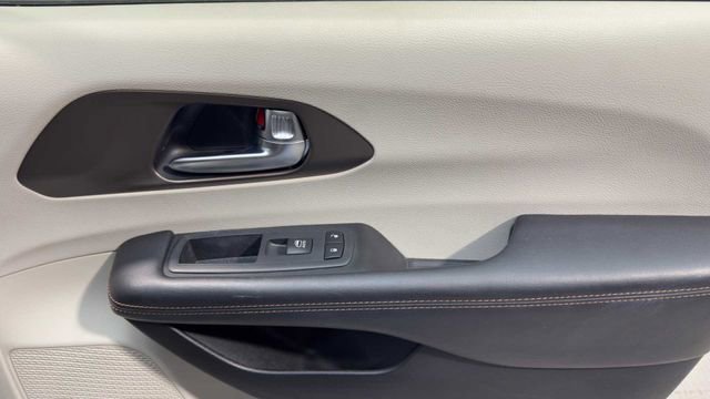 Used 2019 Chrysler Pacifica Touring-L Plus w/ Tire & Wheel Group FWD image 15