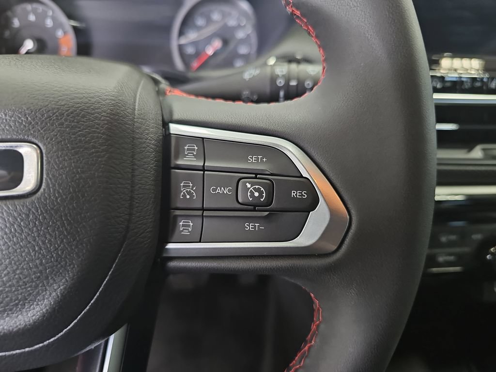 Used 2025 Jeep Compass Trailhawk AWD/4WD image 17