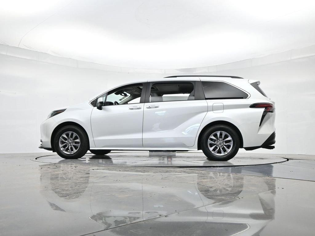 Used 2022 Toyota Sienna XLE image 35
