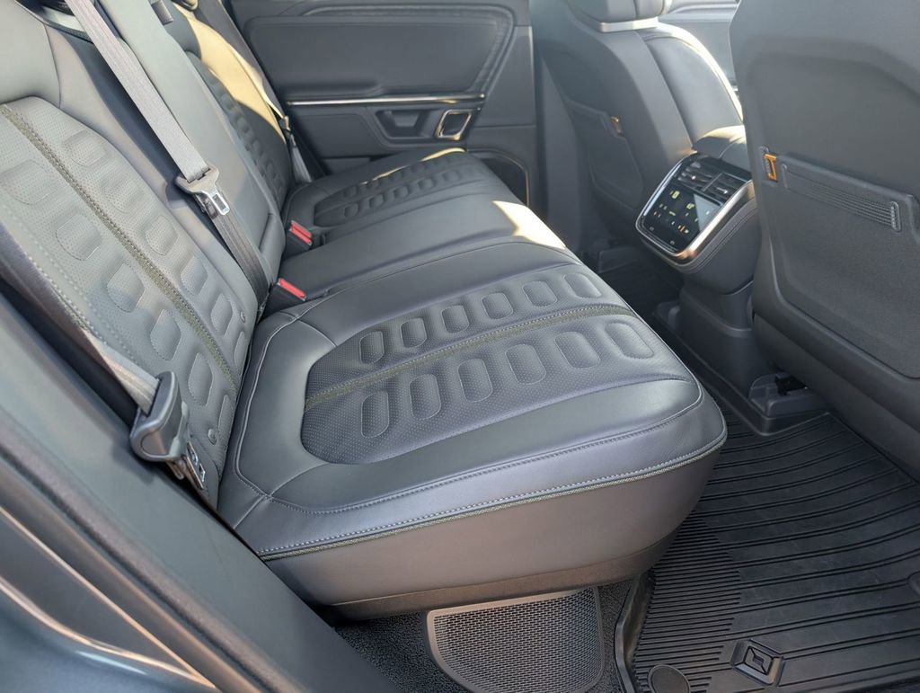 Used 2022 Rivian R1T Adventure image 39