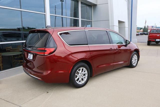 Used 2023 Chrysler Pacifica Touring-L FWD image 3