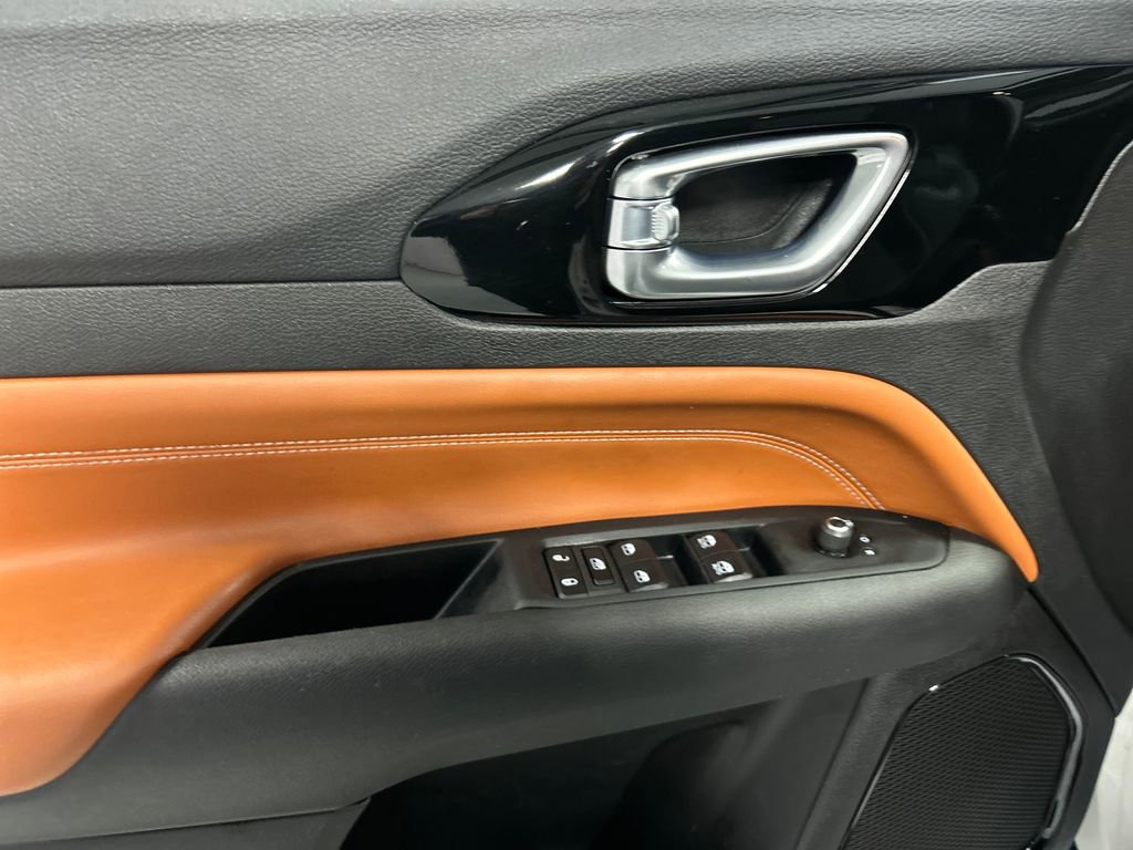 Used 2025 Jeep Compass Limited image 14