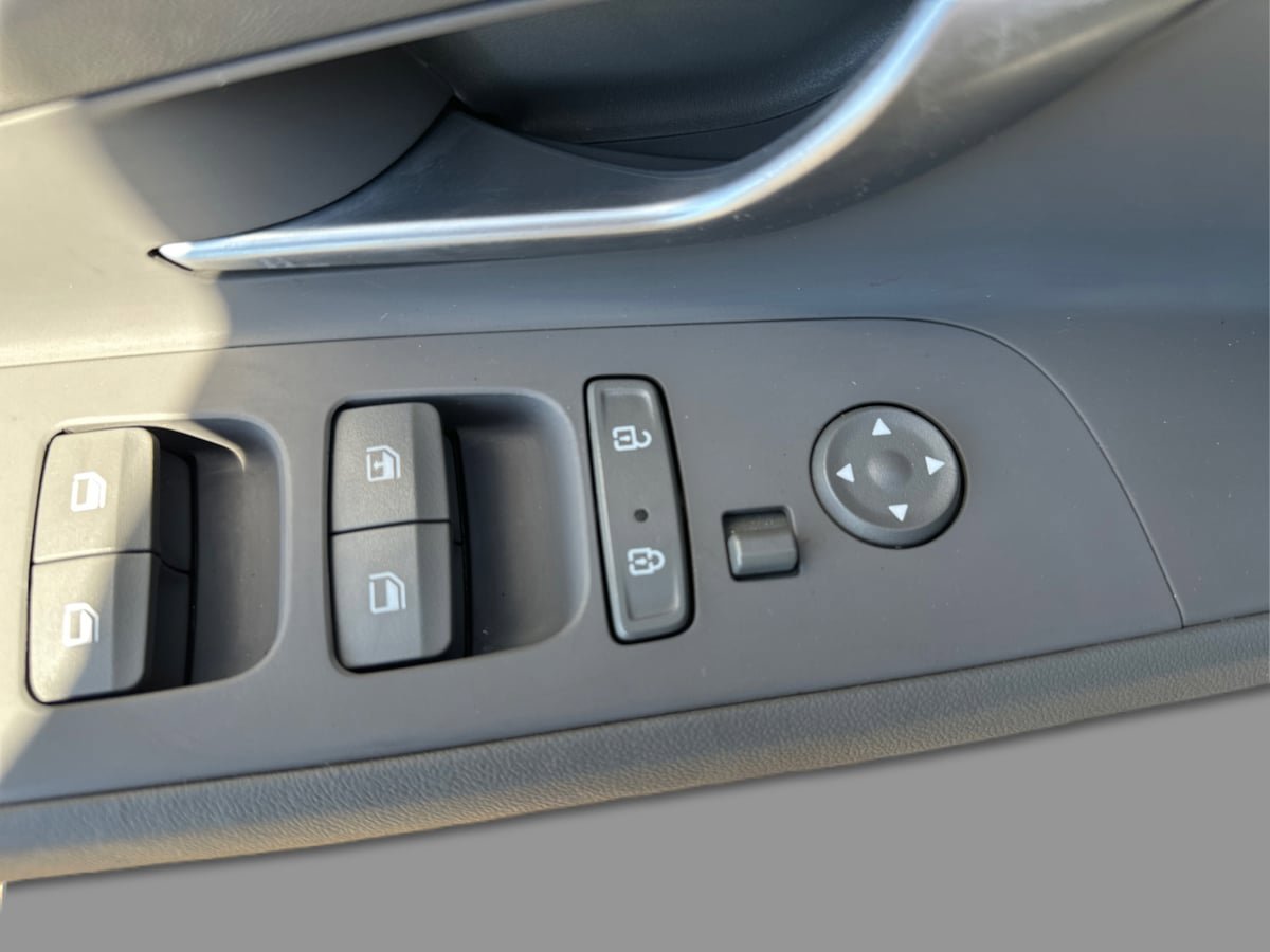 Used 2022 Hyundai Elantra SE FWD image 16
