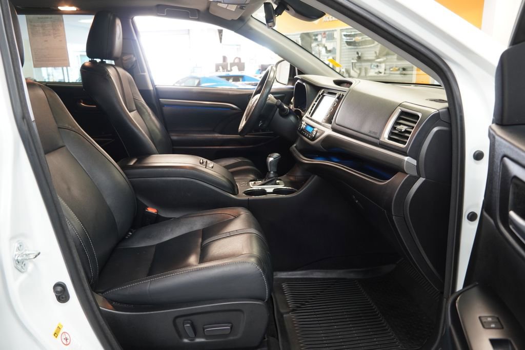 Used 2018 Toyota Highlander SE image 36