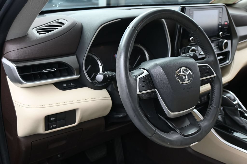 Used 2022 Toyota Highlander XLE FWD image 15