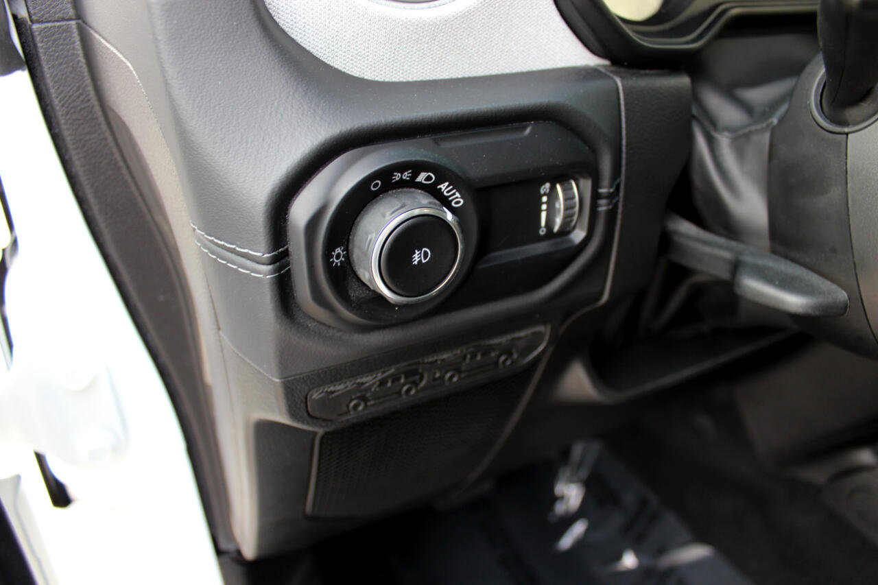 Used 2025 Jeep Wrangler Sahara image 12