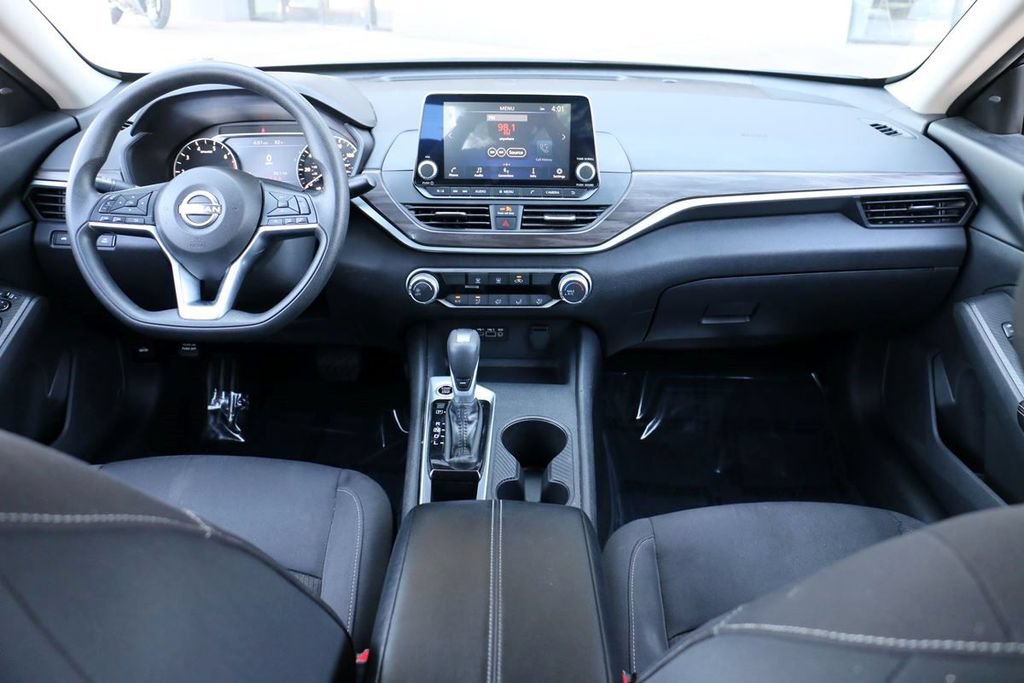 Used 2025 Nissan Altima 2.5 SV FWD image 24
