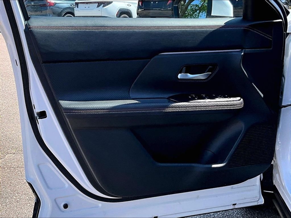 Certified 2025 Nissan Kicks SR AWD/4WD image 9
