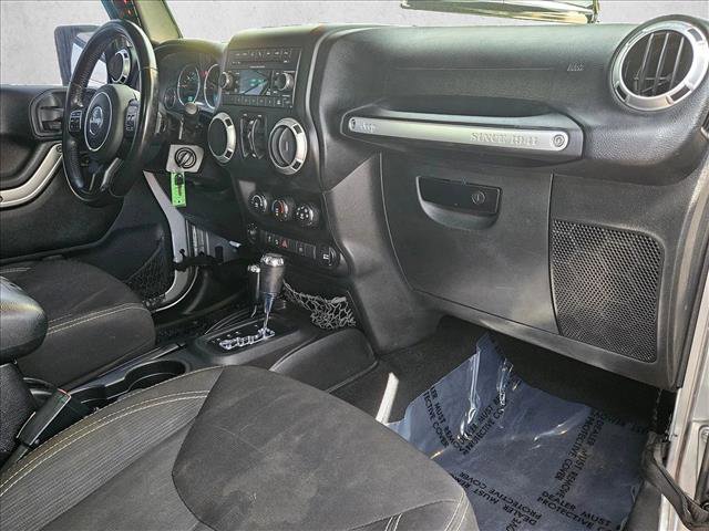 Used 2015 Jeep Wrangler Unlimited Sahara w/ Connectivity Group AWD/4WD image 21