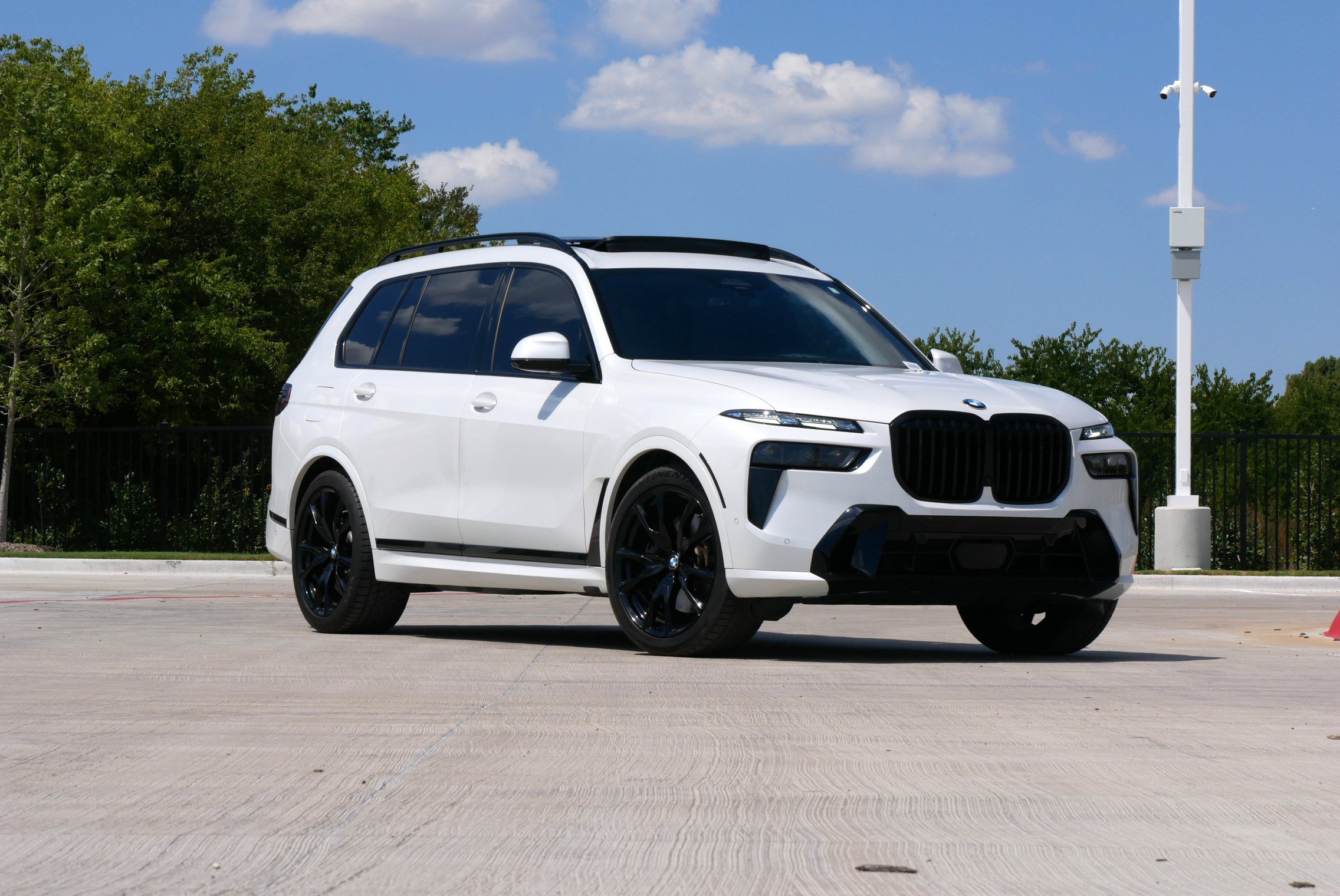 Used 2024 BMW X7 xDrive40i w/ M Sport Package AWD/4WD image 2