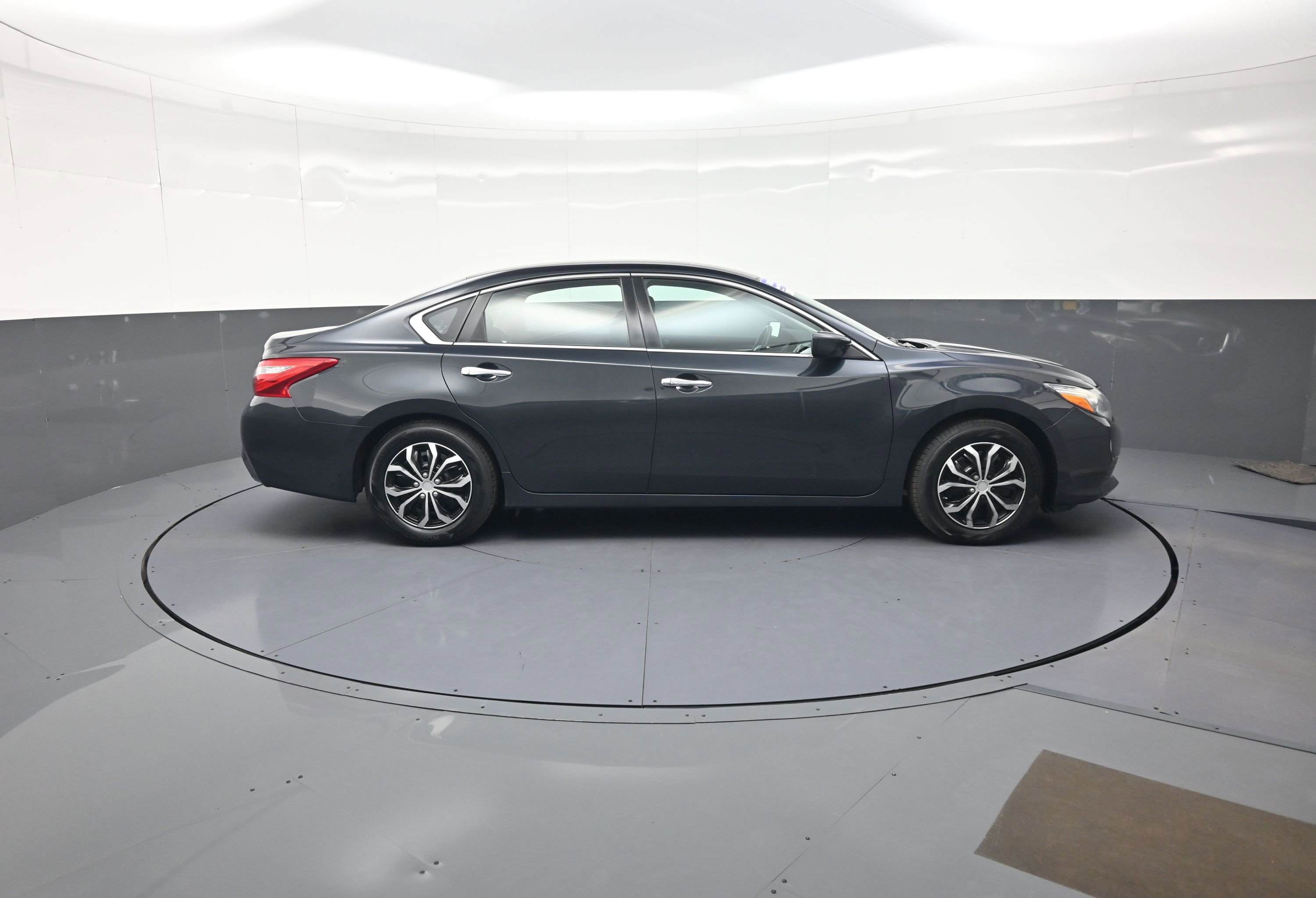 Used 2017 Nissan Altima 2.5 S w/ Power Driver Seat Package FWD image 2