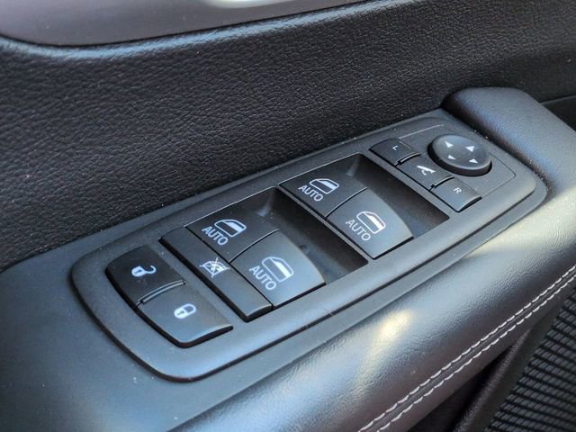 Used 2023 Chrysler Pacifica Limited w/ Uconnect Theater Family Group image 31