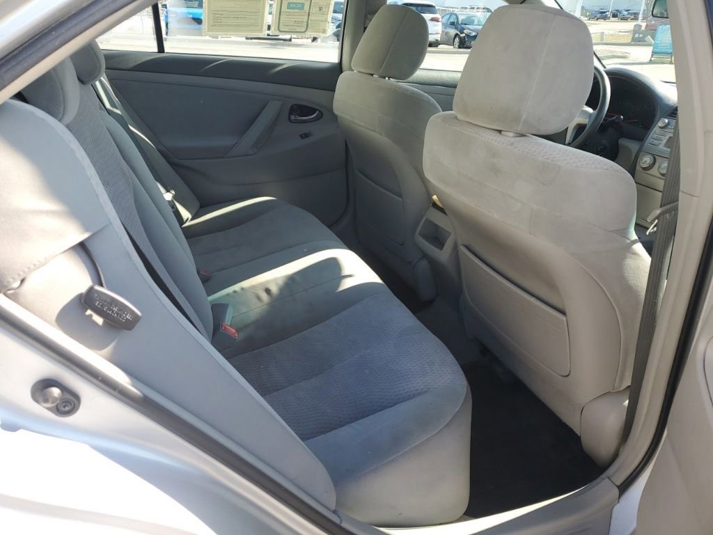 Used 2011 Toyota Camry LE image 27