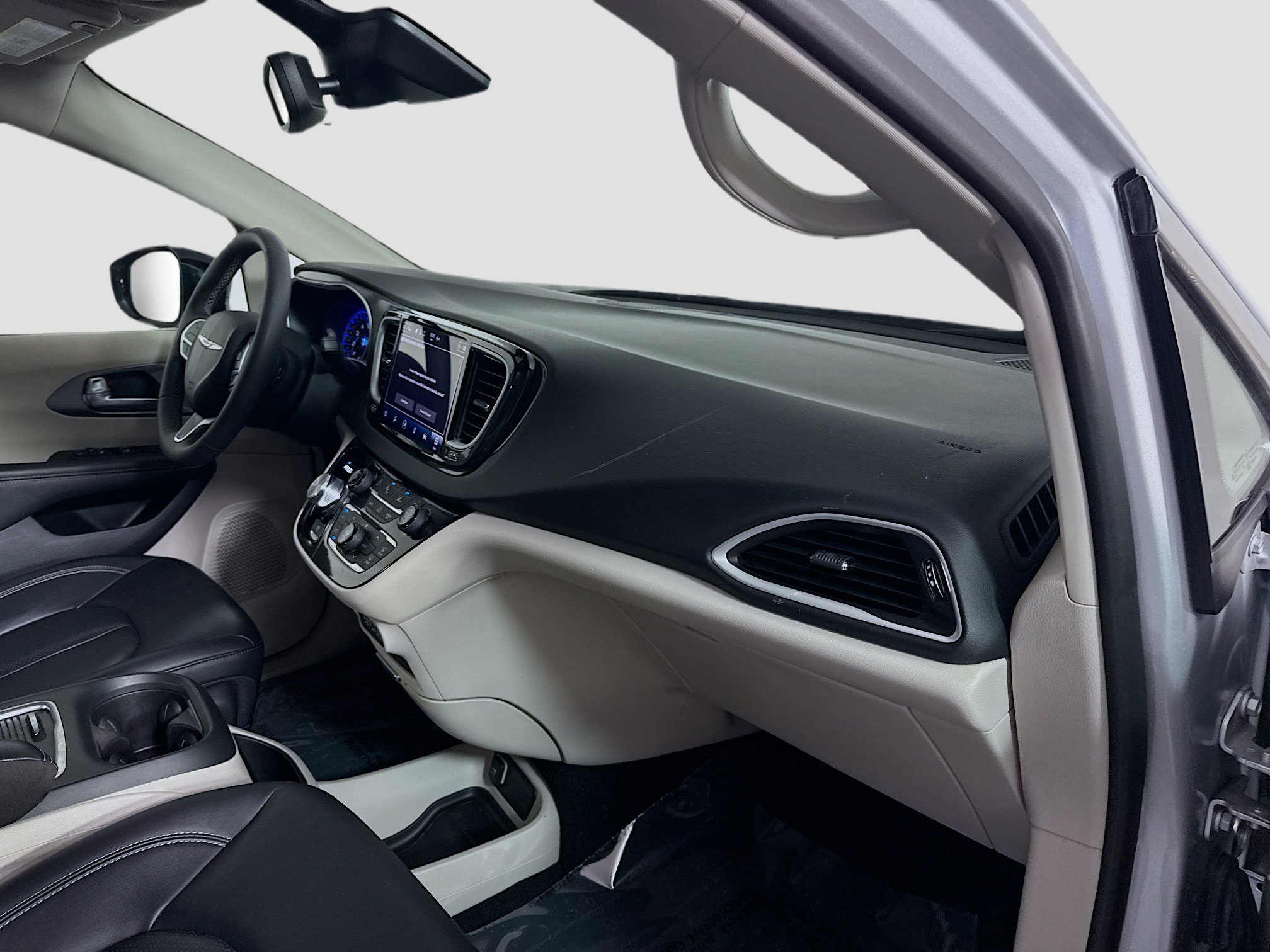 Used 2024 Chrysler Pacifica Touring-L image 28