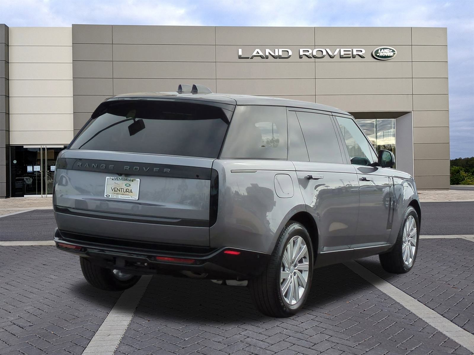 New 2025 Land Rover Range Rover Long Wheelbase SE image 5