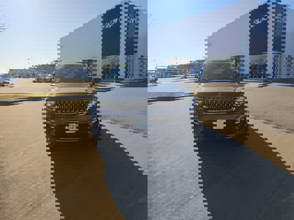 Used 2024 Jeep Grand Cherokee Limited 4xe AWD/4WD image 3