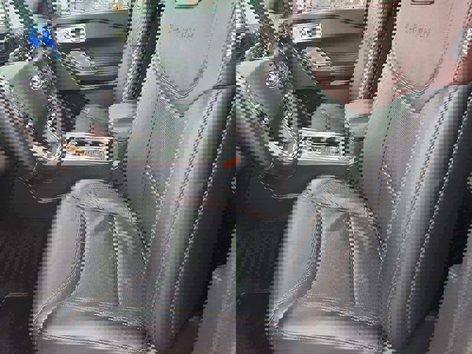 Used 2020 Ford Explorer Platinum w/ Premium Technology Package image 16