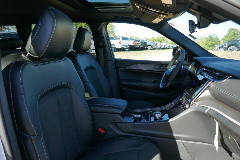 New 2025 Jeep Grand Cherokee Altitude image 9