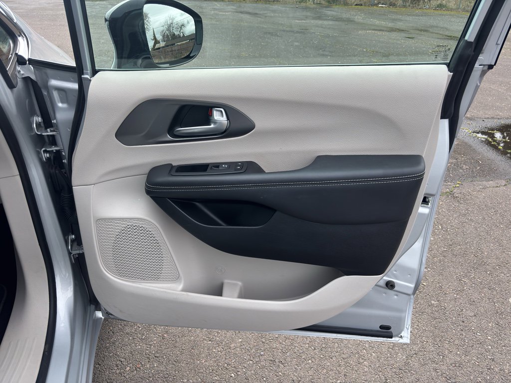 Used 2024 Chrysler Pacifica Select image 12