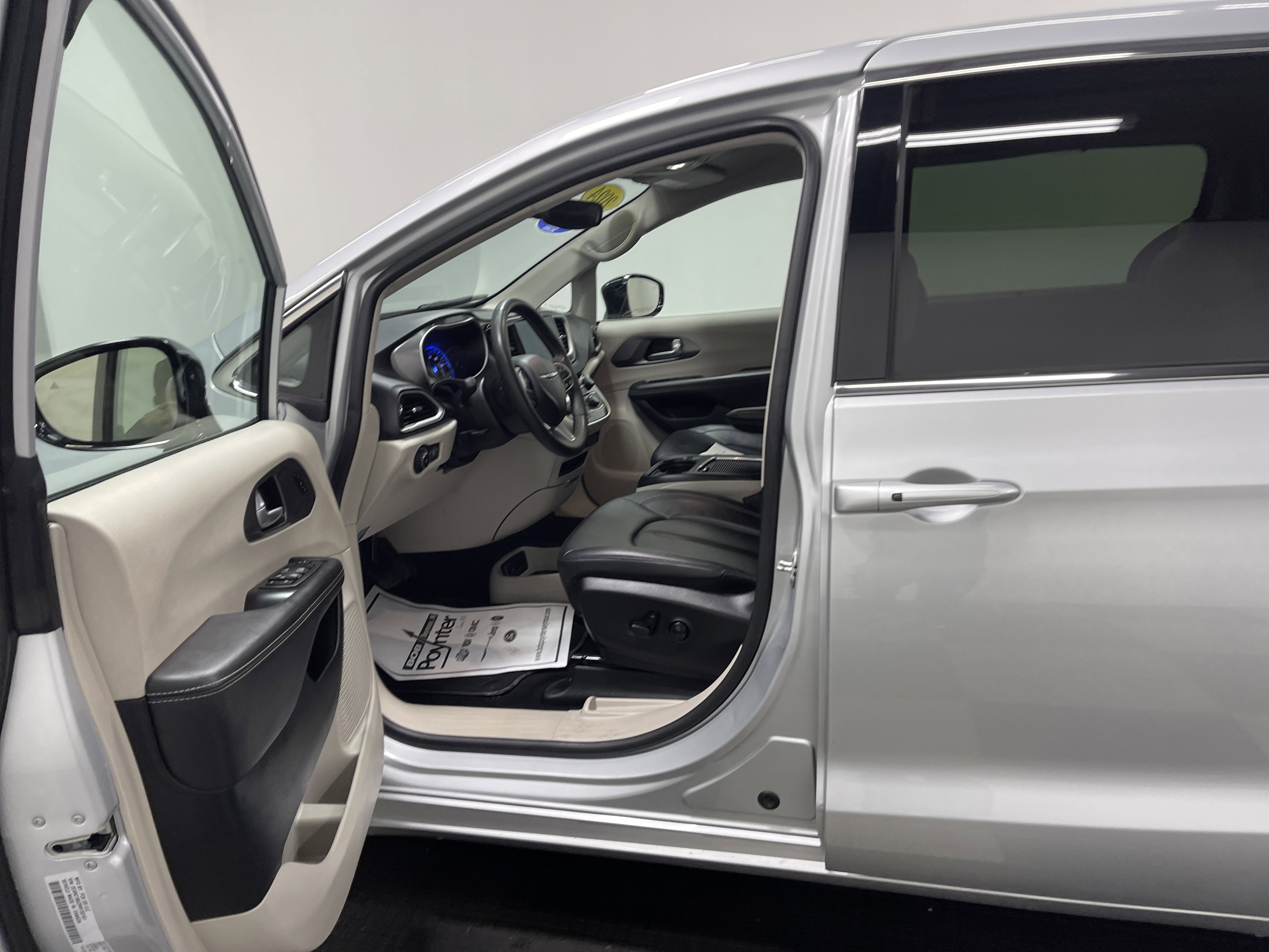 Used 2024 Chrysler Pacifica Touring-L image 9