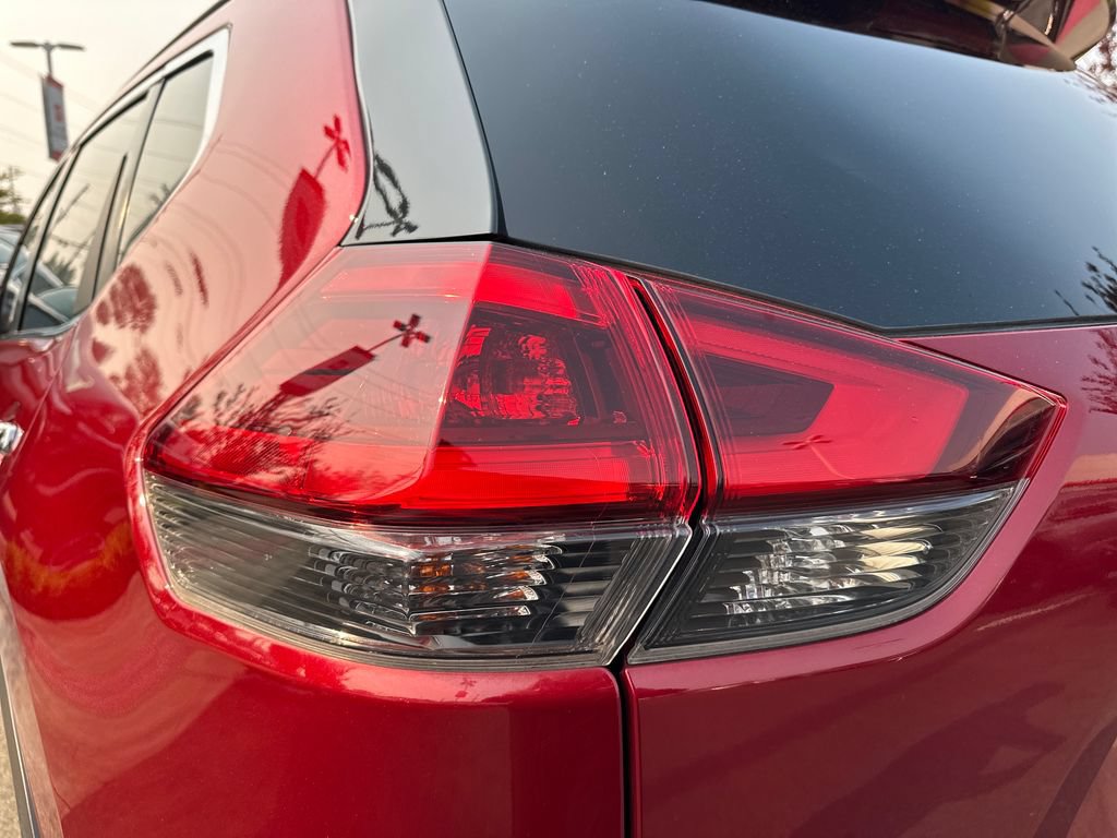 Used 2018 Nissan Rogue SV AWD/4WD image 10