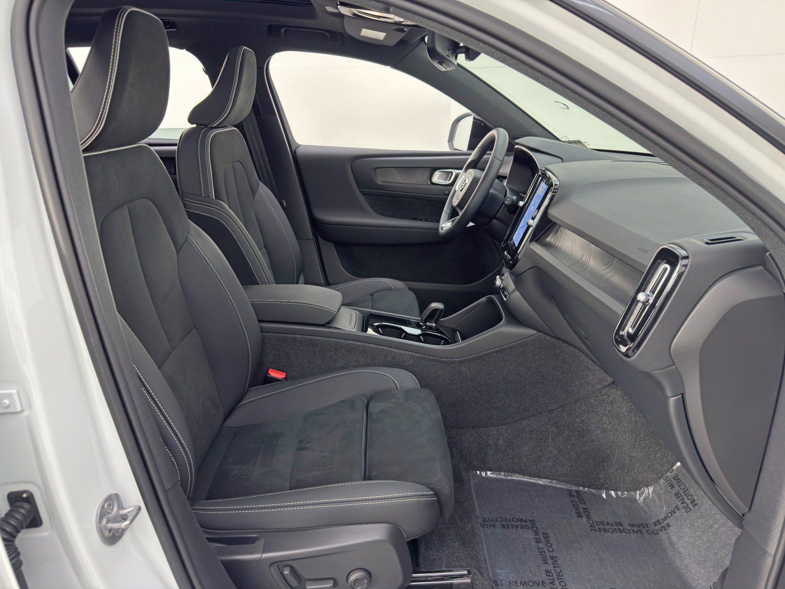 Used 2024 Volvo XC40 Recharge Plus w/ Protection Package Premier image 16