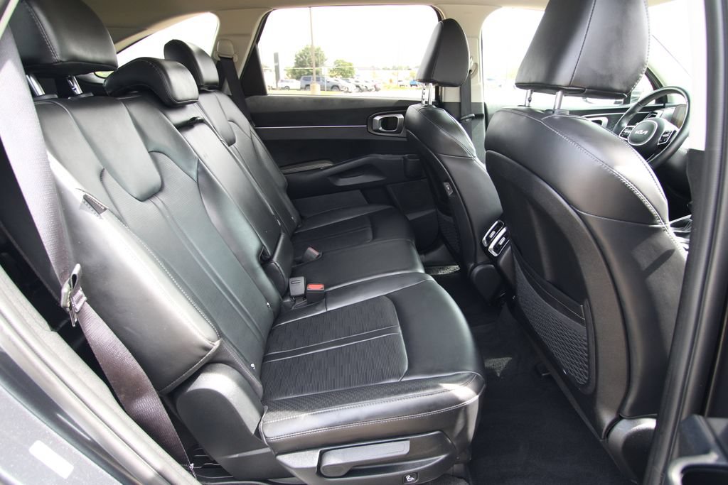 Used 2024 Kia Sorento S FWD image 9