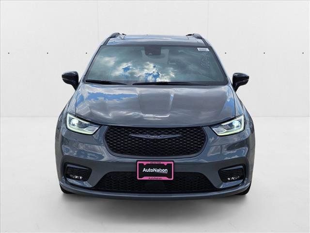 New 2025 Chrysler Pacifica Limited image 2