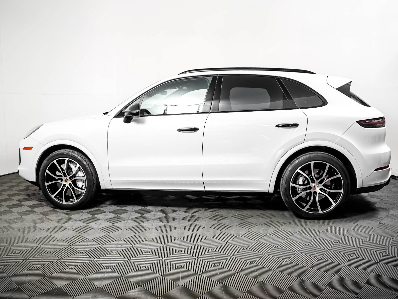 Certified 2023 Porsche Cayenne Turbo AWD/4WD image 2