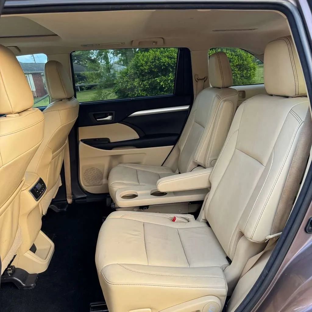 Used 2017 Toyota Highlander XLE FWD image 17