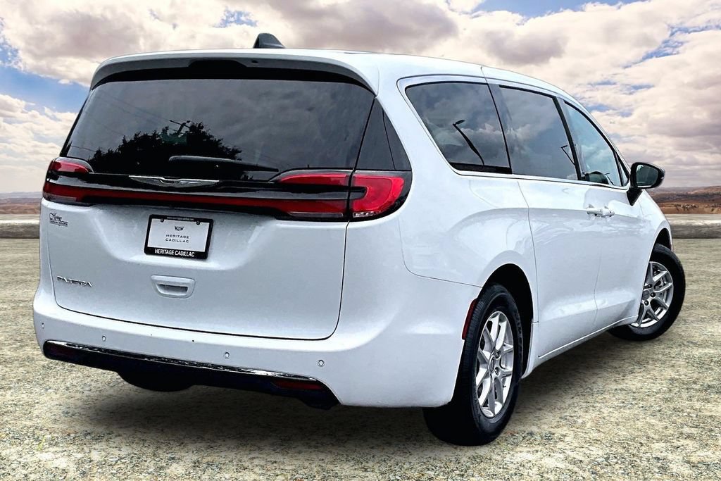 Used 2024 Chrysler Pacifica Touring-L FWD image 5