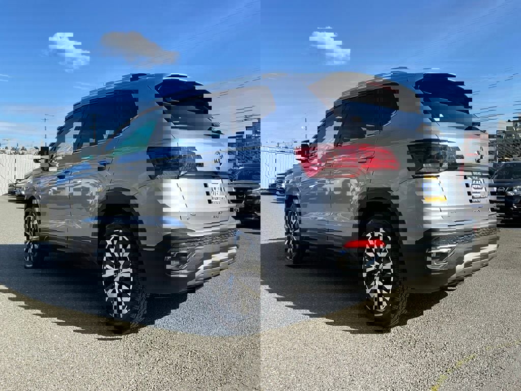 Certified 2022 Volkswagen Taos SE image 6