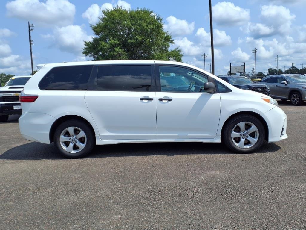 Used 2020 Toyota Sienna L image 2